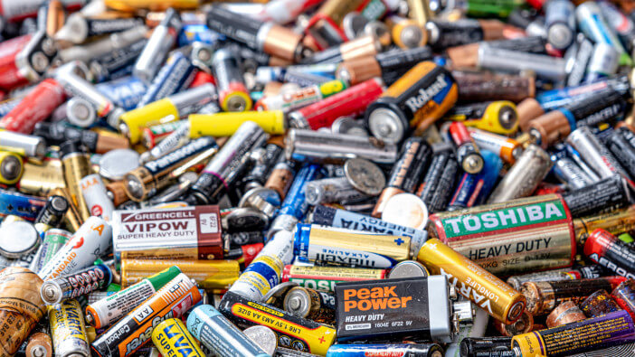 why do alkaline batteries leak