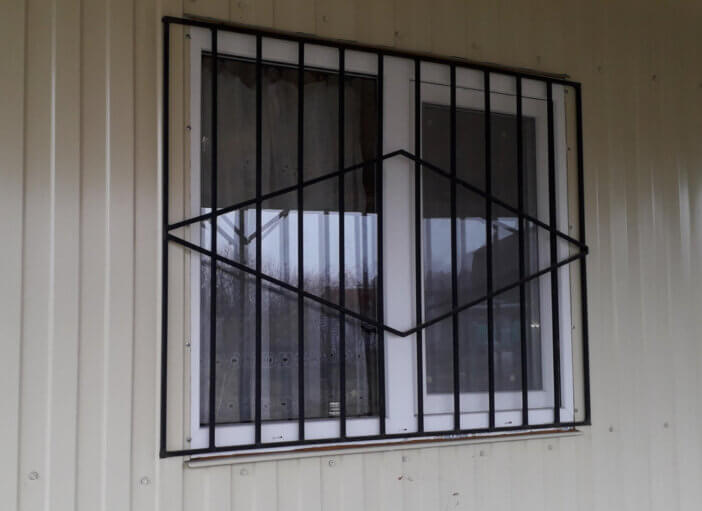 Production of a metal grating for window the protection