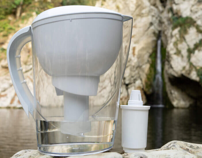 Alkaline water pitcher and filter cartridge. Natural remineralization of the water.