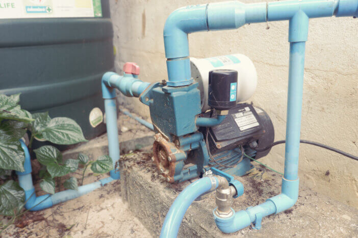 Small water pump for household use, size 3-4 people and installed outside the house with a 1000 liter water tank.