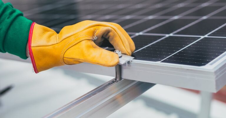9 Hand Crank vs Solar Powered Radios That Keep You Always Connected