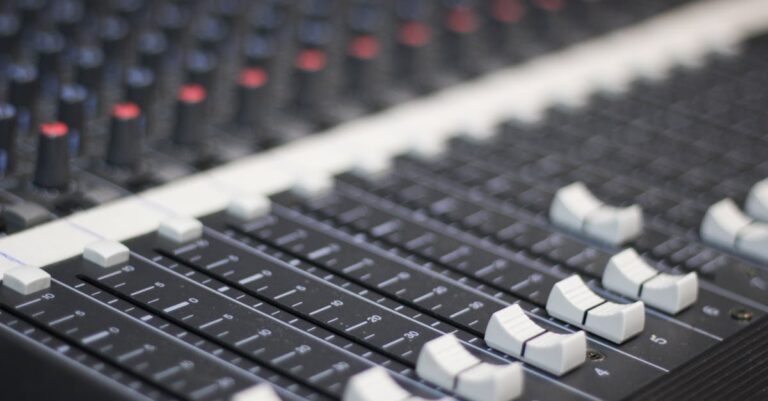 9 Digital vs Analog Emergency Radios That Keep Your Family Connected