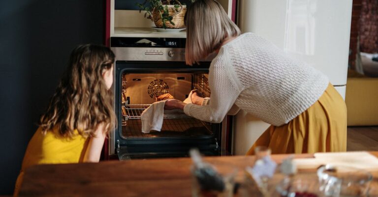 8 Tips for Baking with a Solar Oven at Home That Support Daily Life
