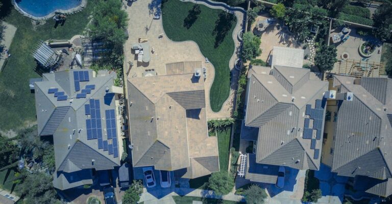 7 Solar Power Strategies for Urban vs Rural Homes That Maximize Energy Returns