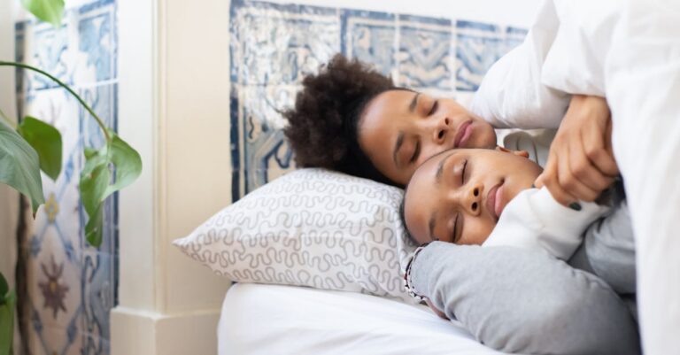 7 Ways of Using Blankets and Sleeping Bags for Warmth That Will Help You Sleep Better