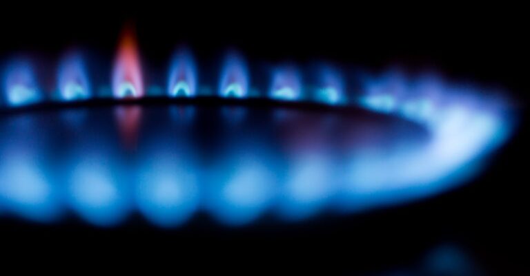 7 Tips for Comparing Electric vs Gas Cooking Appliances Without Breaking the Bank