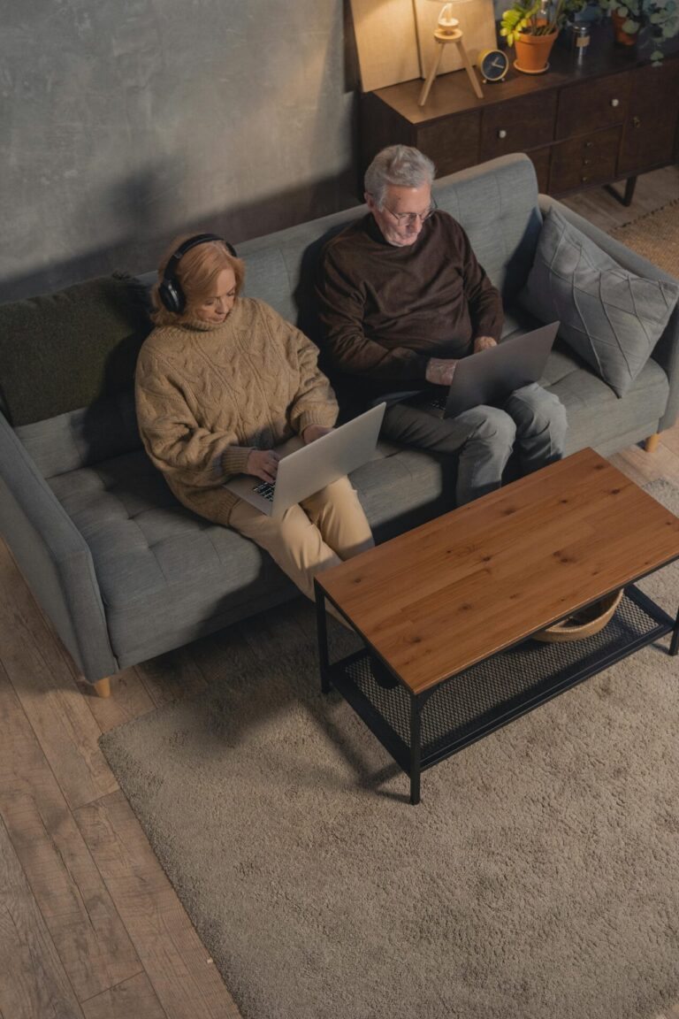 11 Ways to Communicate During a Power Outage That Keep Families Connected