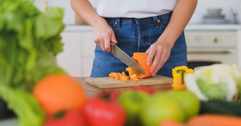 7 Local Food Sourcing Strategies for Households That Support Your Community